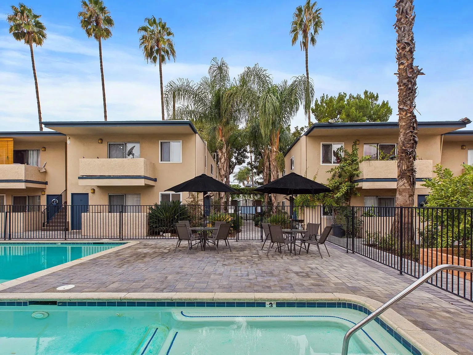 Tarzana Court Apartments — Photo 2