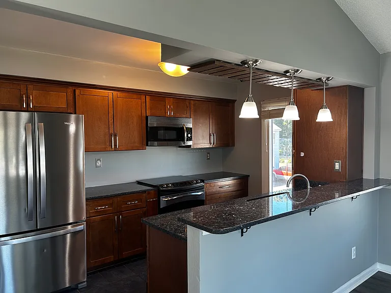 634 Pinewood Dr — Photo 3