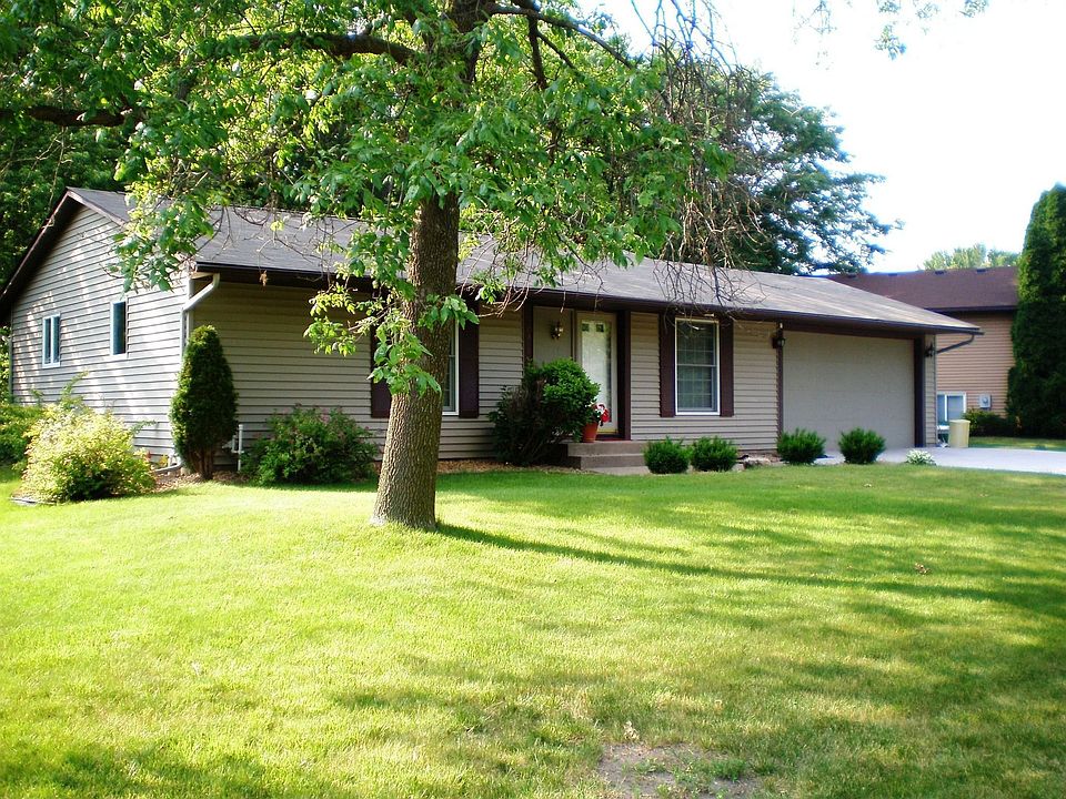 Enjoy affordable one level living in Stillwater.
