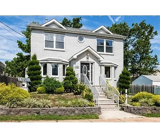 2 Outlook Ave photo 1