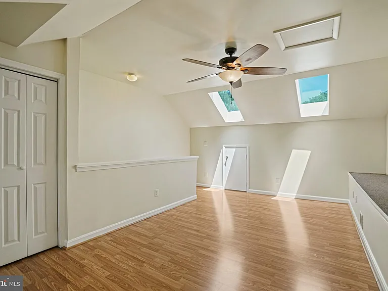 1141 N Vernon St — Photo 37