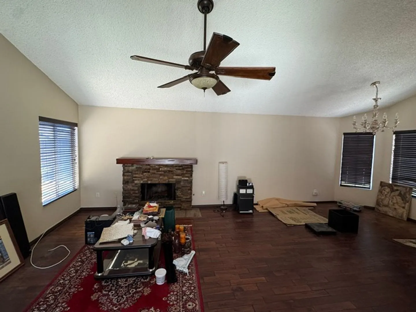 Pool home for rent in Corona — Photo 3