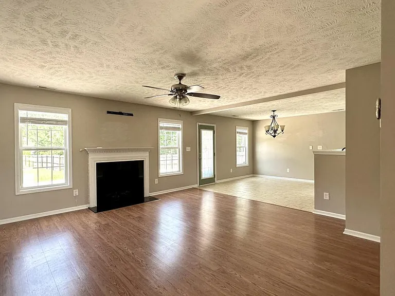385 Americana Dr — Photo 4
