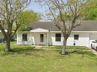 117 Massanet St, Port Lavaca, TX 77979