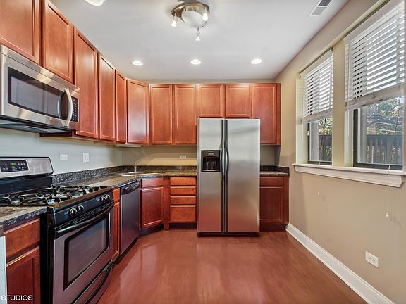 4th image of 7520 N Winchester Ave APT 1W