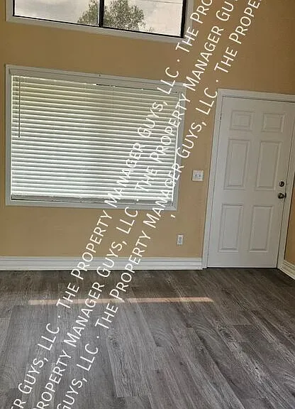 1925 Laredo Dr — Photo 5