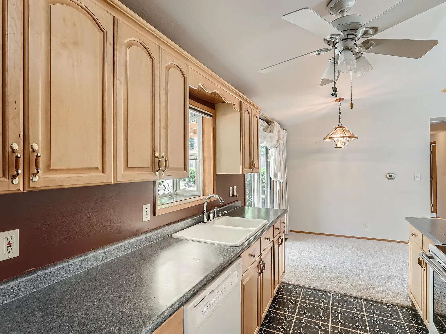 4 bed, 1640 sqft, $7,495 — Photo 4