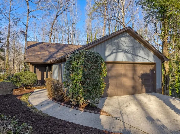 105 Oak Ridge Ct, Greer, SC 29650