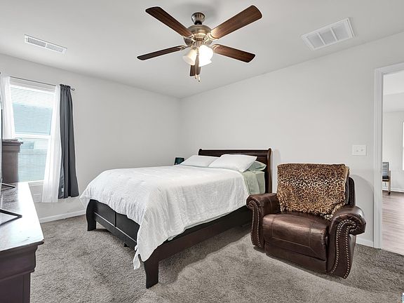 5th image of 146 Porter Pl
