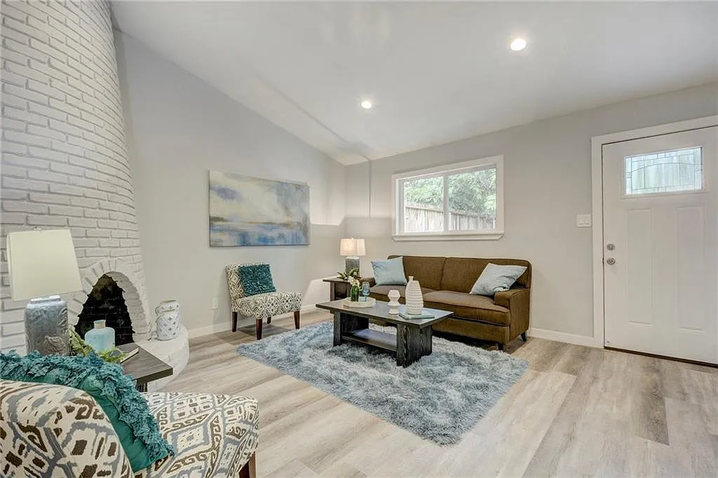3 bed, 950 sqft, $1,895 — Photo 3
