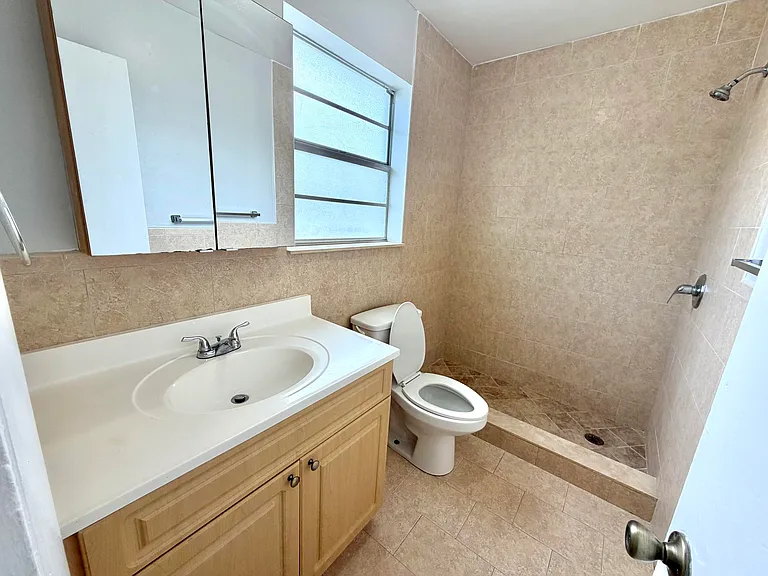 915 NE 8th St #202 — Photo 10