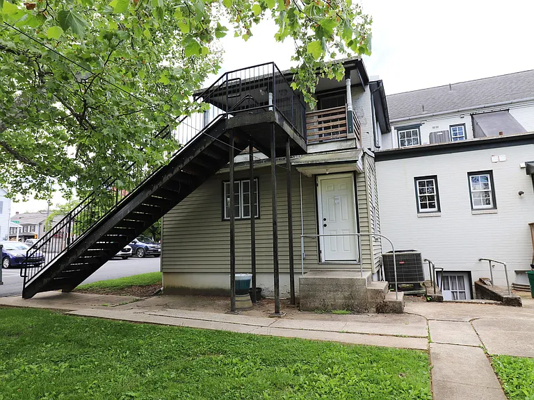 1419 W Main St #B — Photo 2