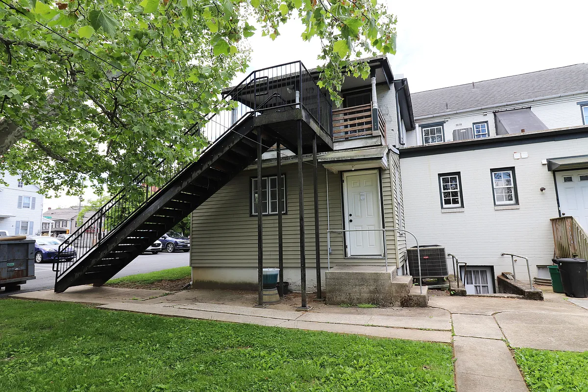 Building Photo - 1419 W Main St #B
