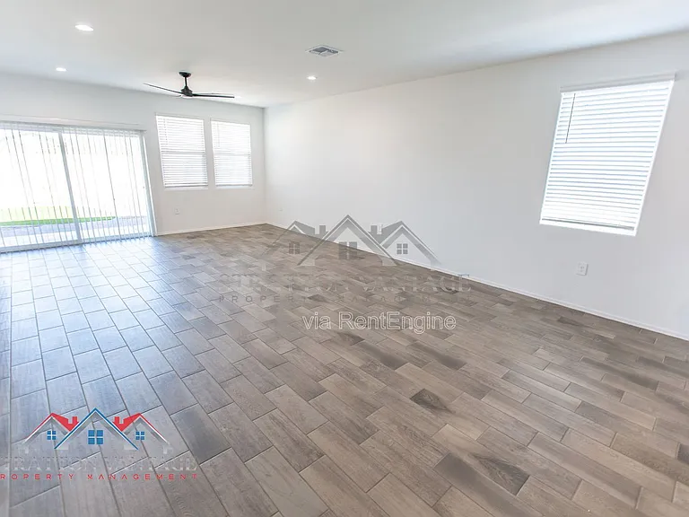 1330 W Hess Ave — Photo 25