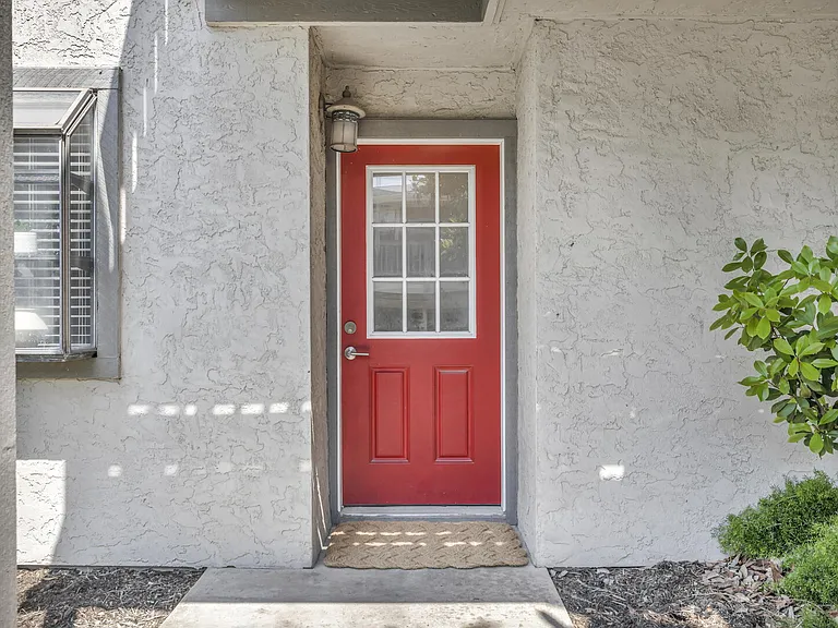 Post Rd — Photo 2
