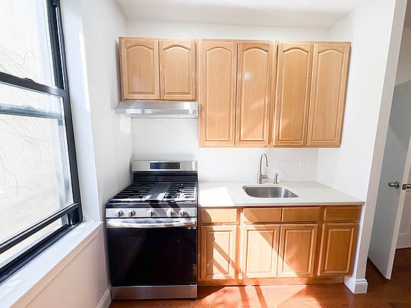 3rd image of 304 Eckford St Floor 2