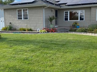 30 W Hampton Rd, Lindenhurst, NY 11757