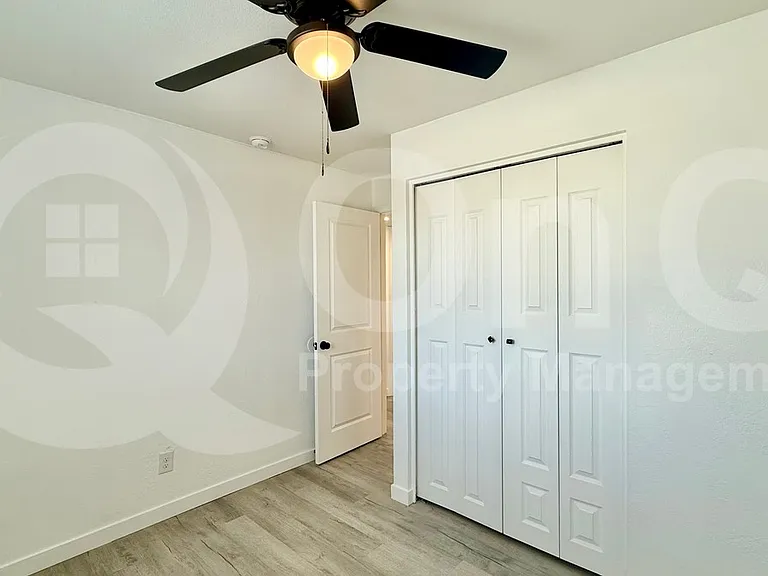 1653 N 69th Ave — Photo 12
