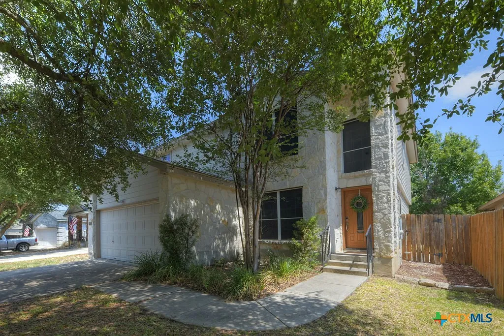 3 bed, 2.5 bath, 1887 sqft, $1,895 — Photo 1