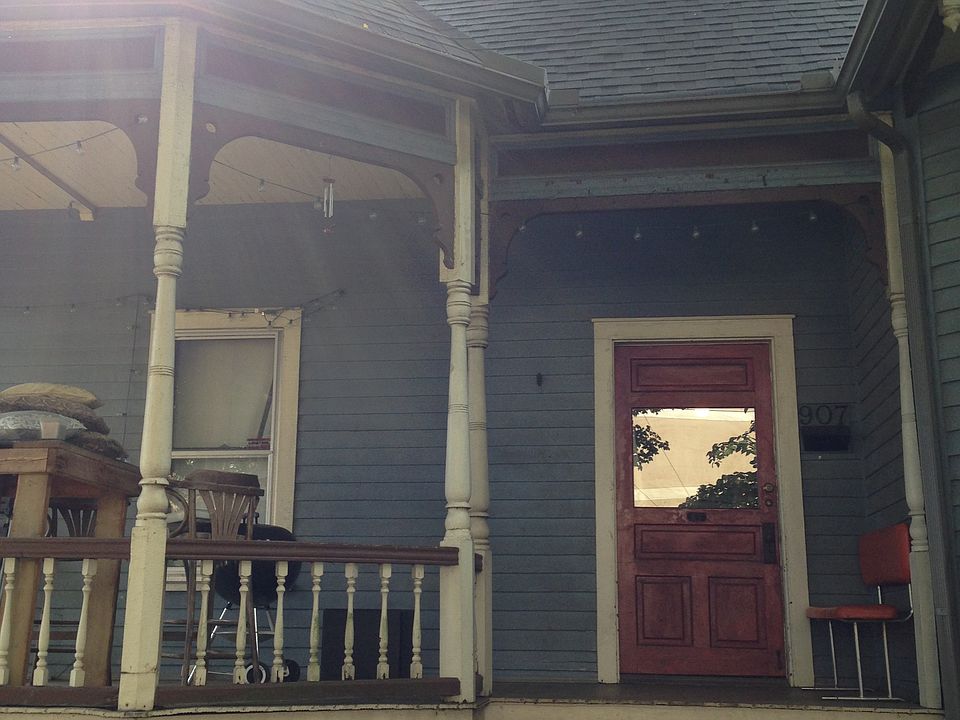 1st image of 907 Irwin St