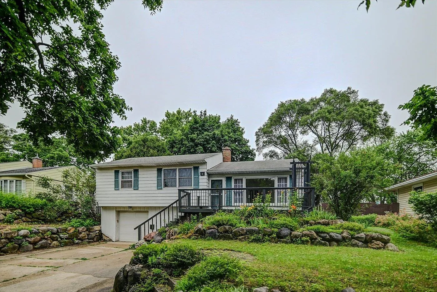 3 bed, 2.0 bath, 1106 sqft, $2,700 — Photo 2