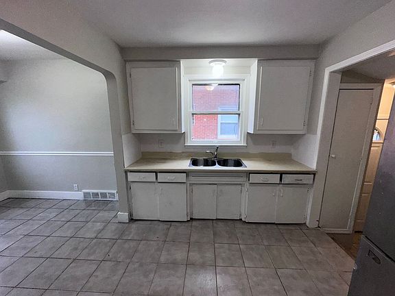 3rd image of 16868 Carlisle Dr