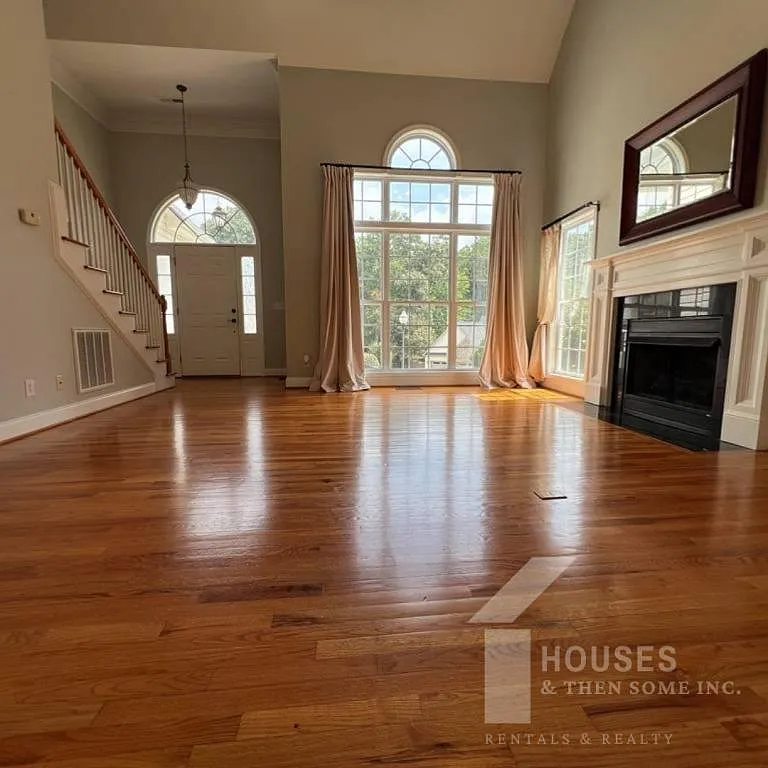 606 Mattie Ln — Photo 2