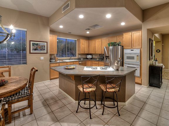 3rd image of 1030 W Saddlehorn Dr