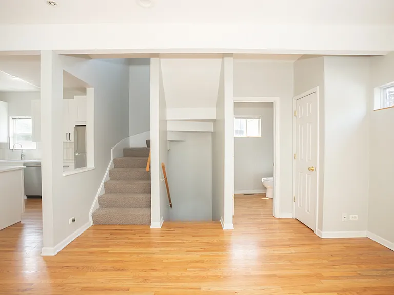 1901 W George St #COACH HOUSE — Photo 9