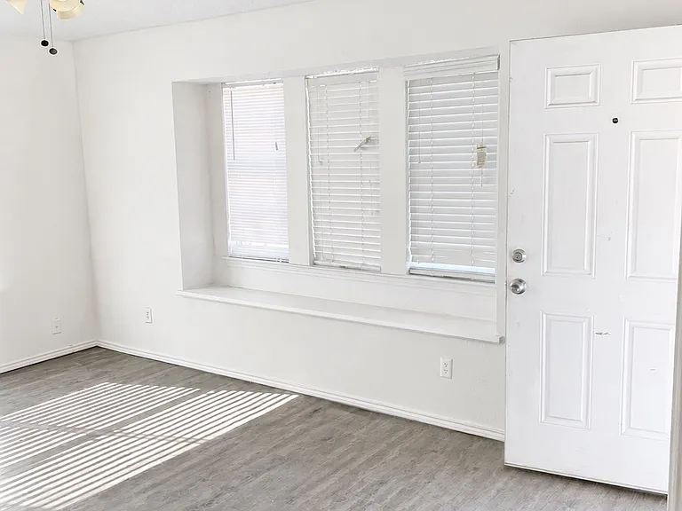 411 Matt Ln — Photo 2