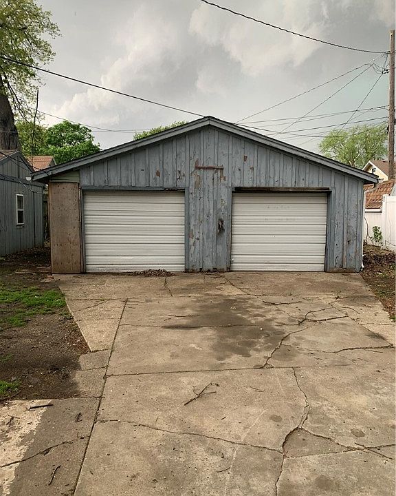 2nd image of 1102 N Maple St