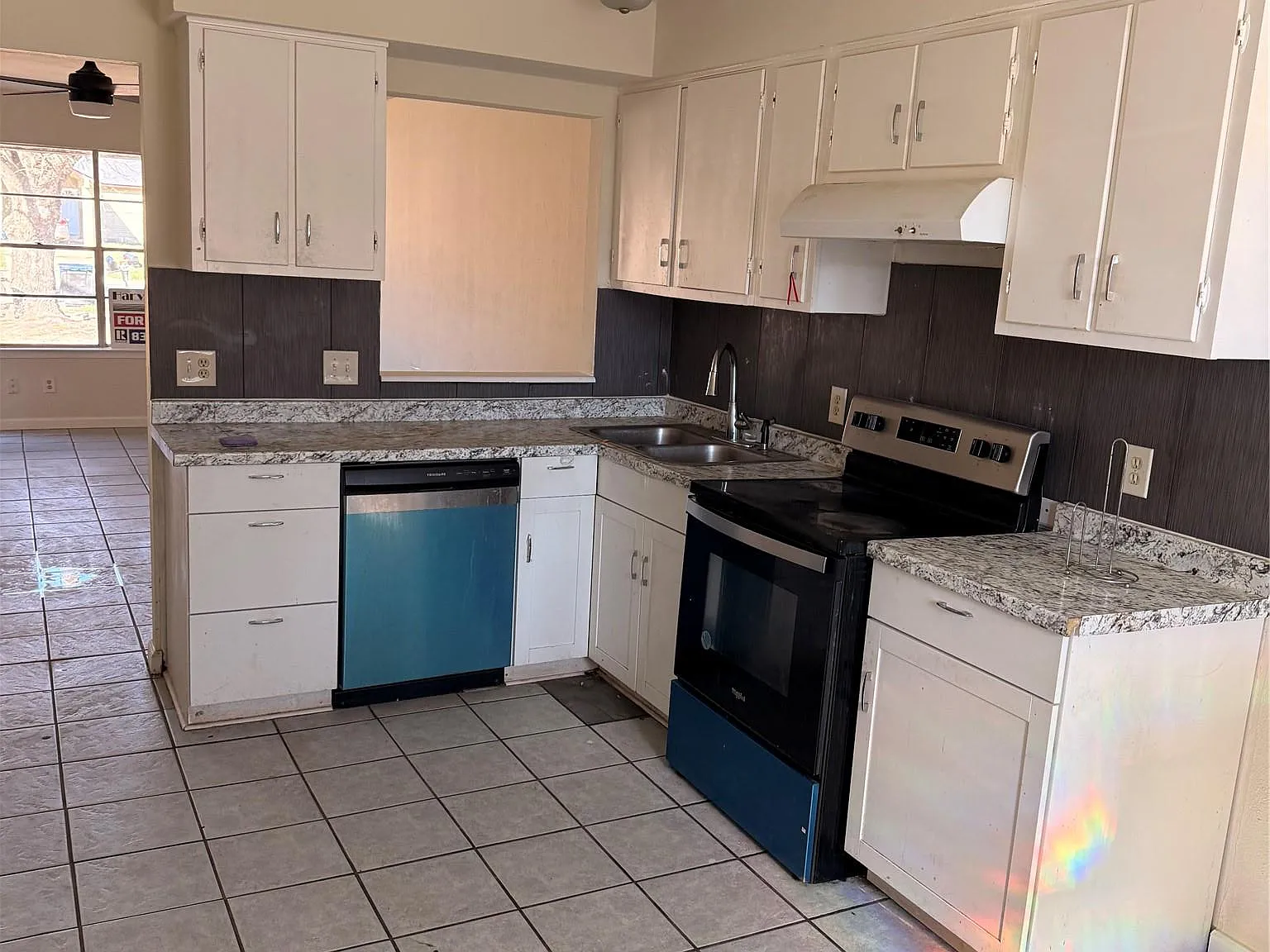 3 bed, 1.5 bath, 800 sqft, $1,300 — Photo 3