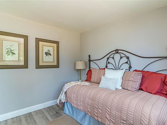 4th image of 1649 Crestview Ave #1