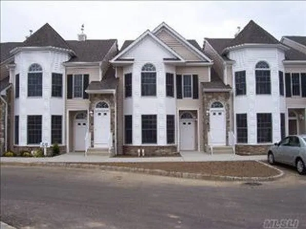 9 Gazebo Ln, Smithtown, NY 11787