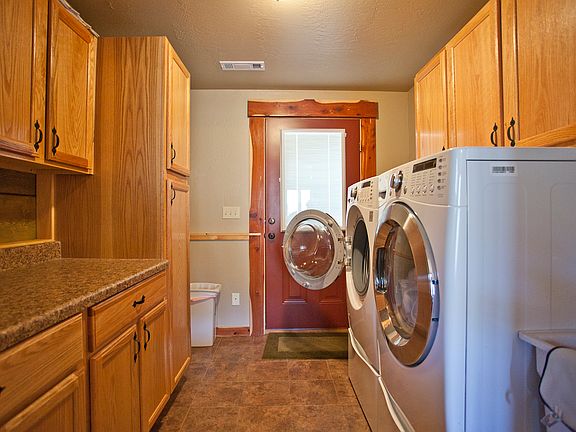 laundry room,door to outside
