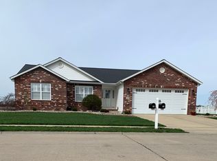 40 Rosin Dr, Highland, IL 62249