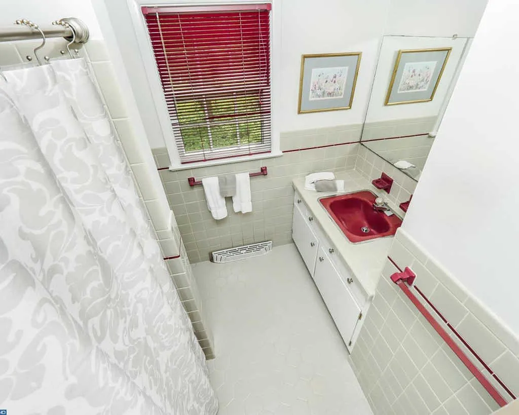 2 Byron Ln photo 1
