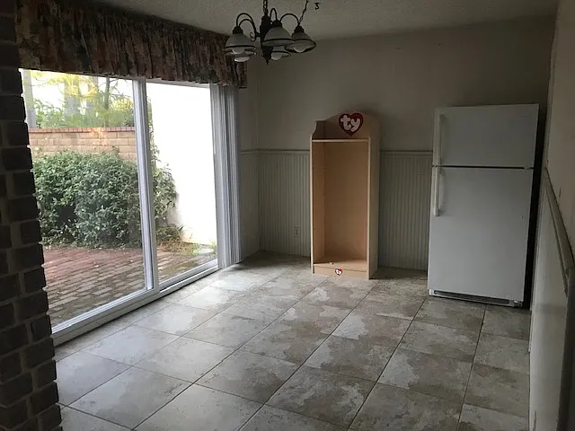 4845 Royce Rd — Photo 2