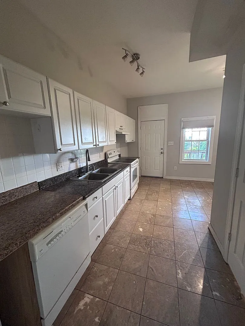Charming 4-Bedroom Rental in The Fan District — Photo 4