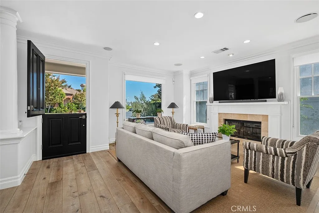 3 bed, 3.5 bath, 2739 sqft, $13,300 — Photo 4