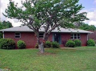 2919 Poinsetta Dr, Winston Salem, NC 27107