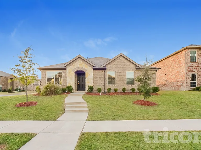 2511 Glen Hollow Dr — Photo 2