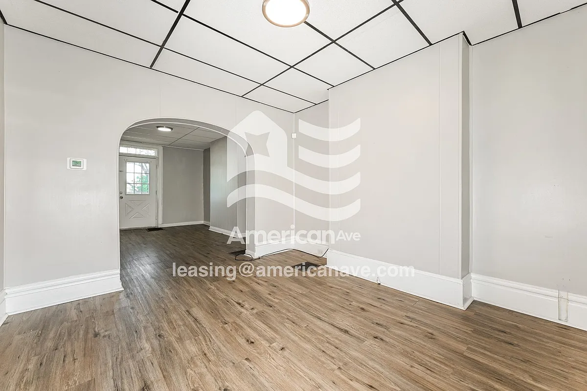 1342829_002_living_room_13921688.jpg - 211 Moore Ave