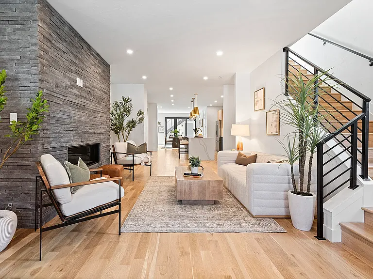 3244 N Franklin St — Photo 4