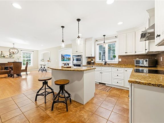 4th image of 206 Burnside Ave