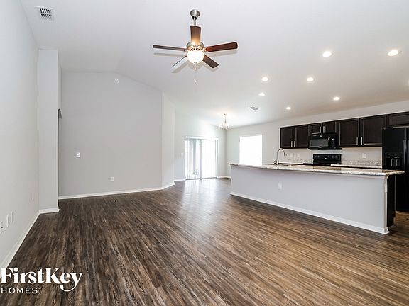 3rd image of 328 Saint Georges Cir