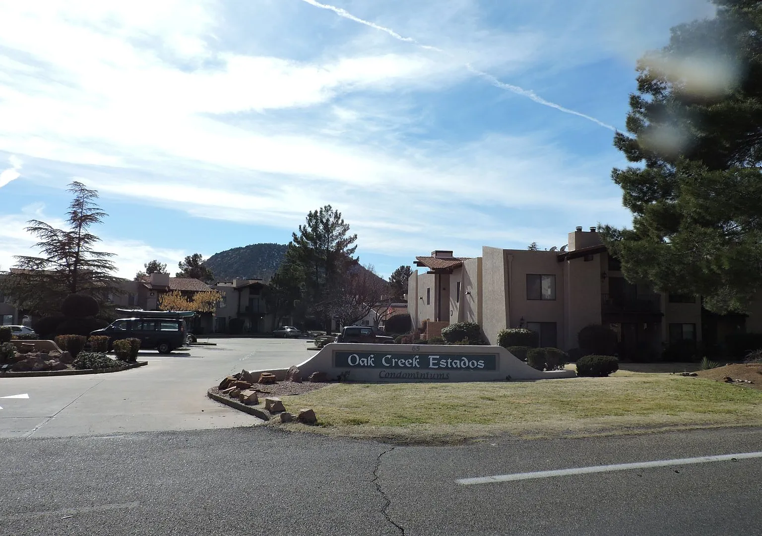 3 bedroom ground floor condo with amenities in Village of Oak Creek — Photo 1