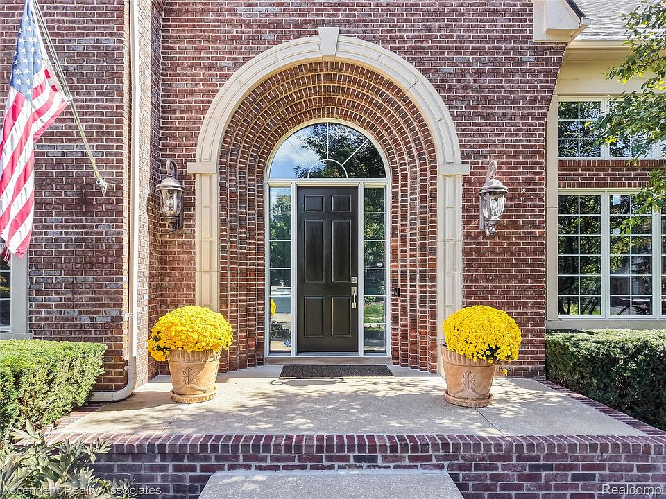 734 Wellington Cir, photo 3