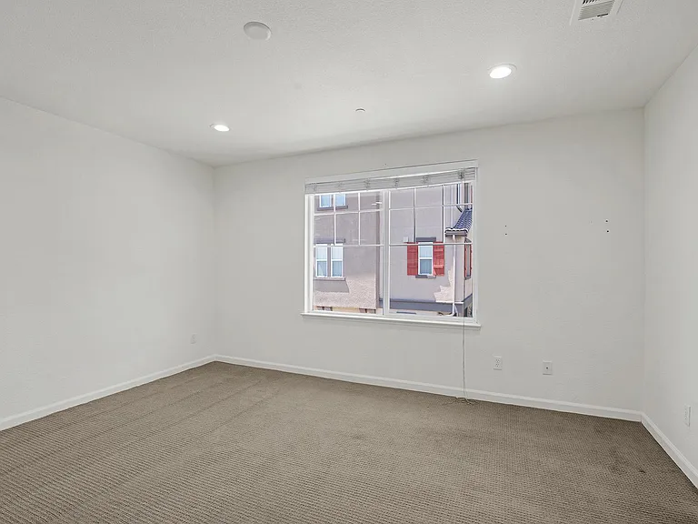 2111 Parkhurst St — Photo 17