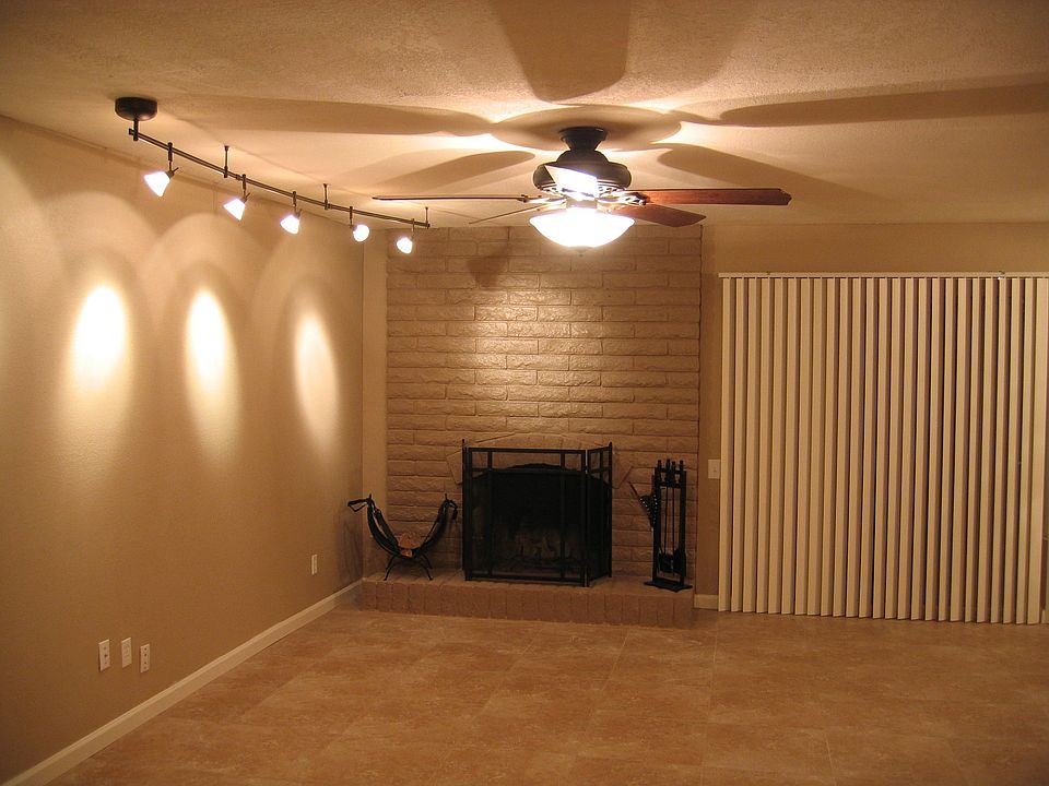 Living room w/fireplace